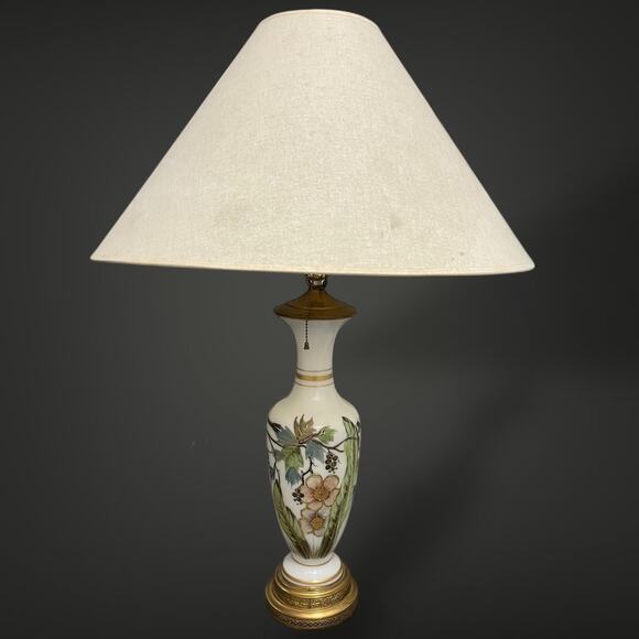 Vintage Porcelain Floral Table Lamp–Hand Painted Ceramic with Gilded Brass Base - Picture 3 of 7
